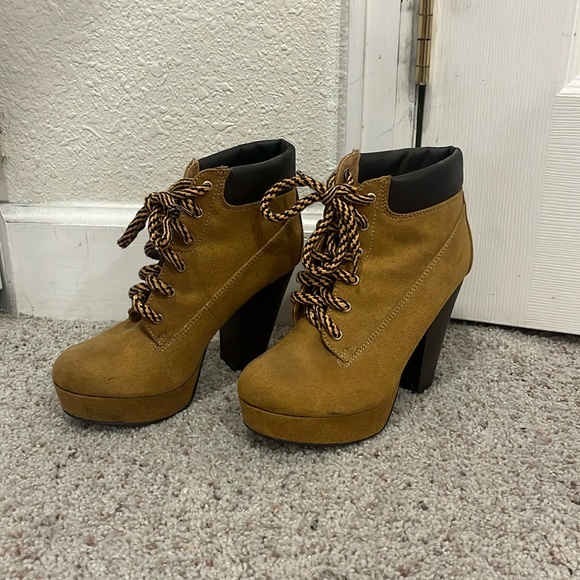 Women heeled “work boots” - Picture 1 of 6
